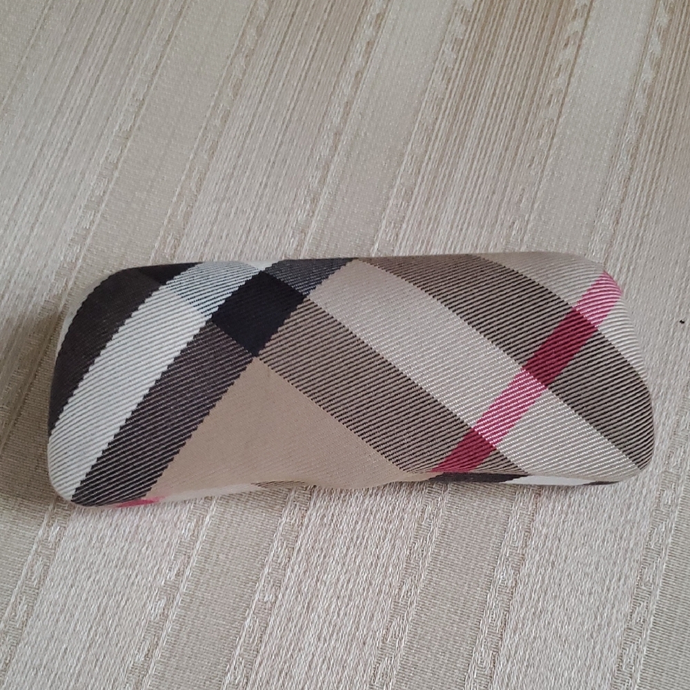 🌺 3 / $45 Burberry Checkered Eyeglass Case